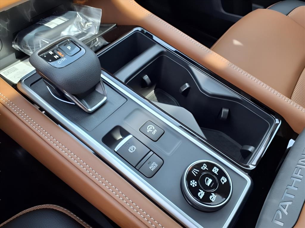2025 Nissan Pathfinder Platinum photo 15