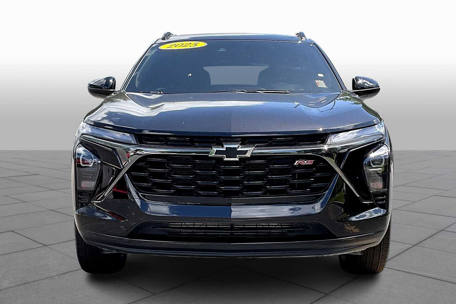 2025 Chevrolet Trax photo 2