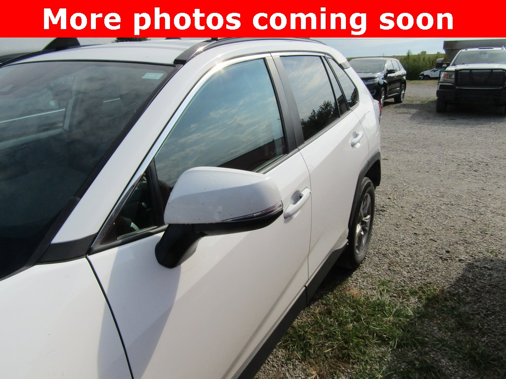 2022 Toyota RAV4 XLE photo 2