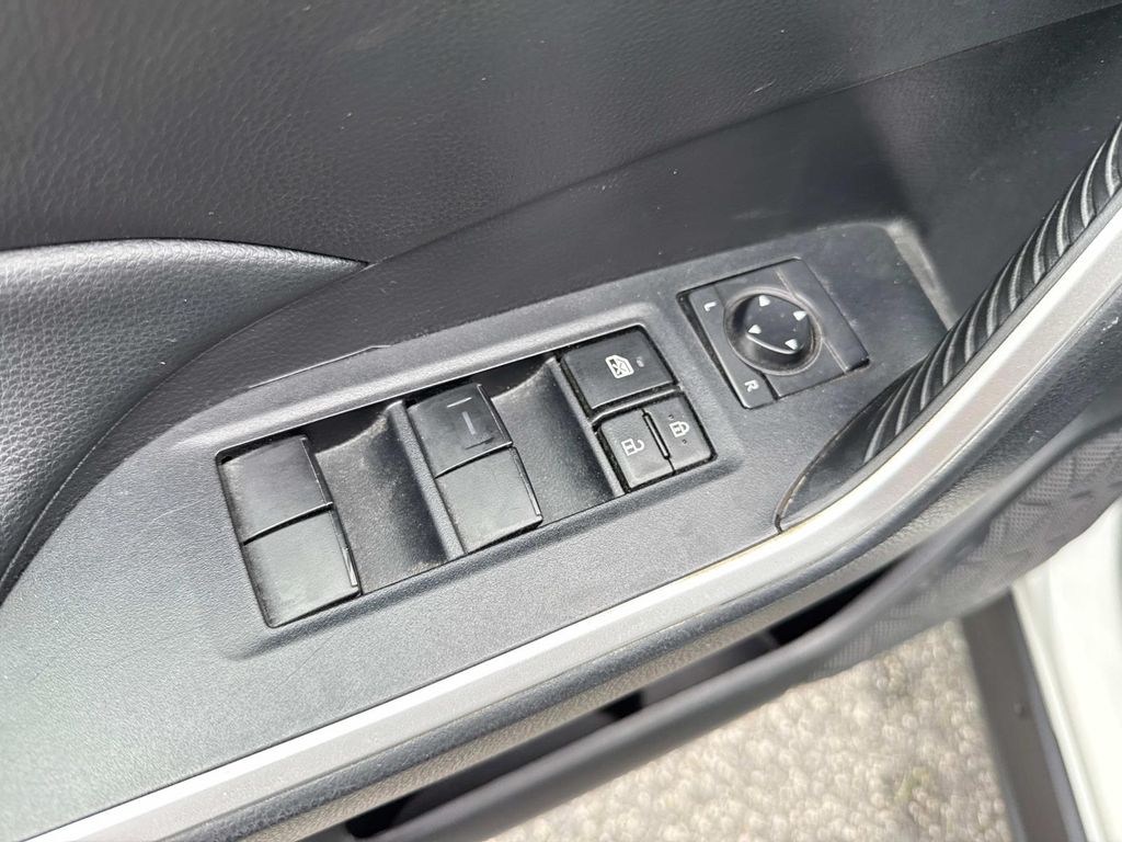 2022 Toyota RAV4 LE photo 18