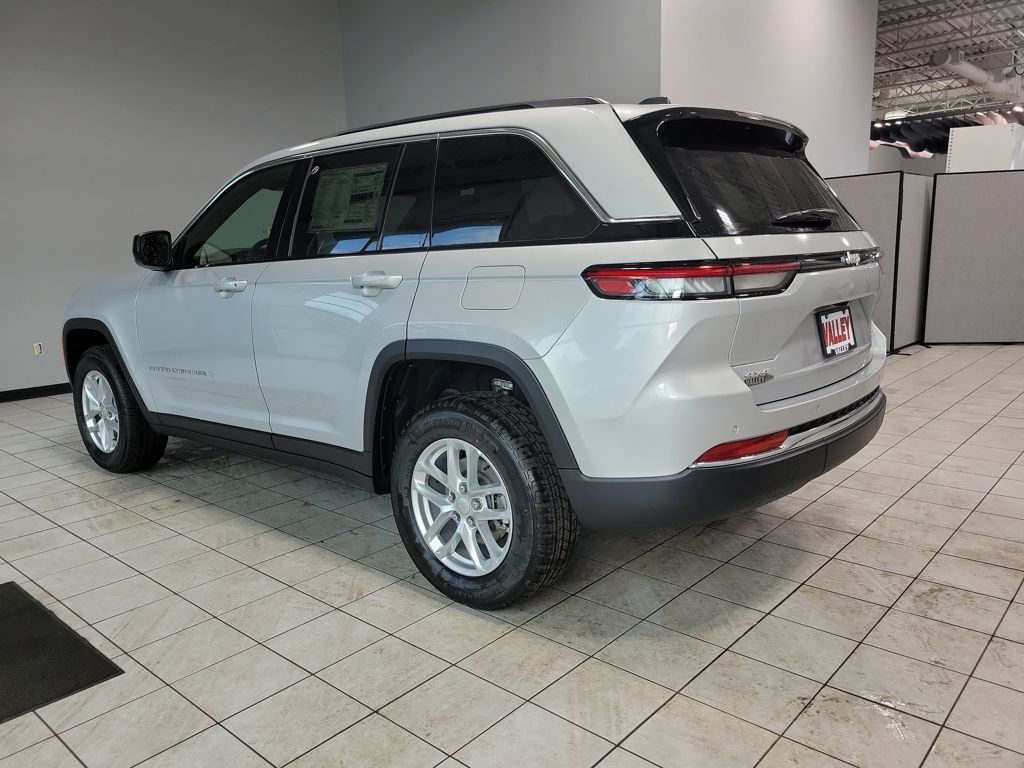 2025 Jeep Grand Cherokee Laredo X photo 3