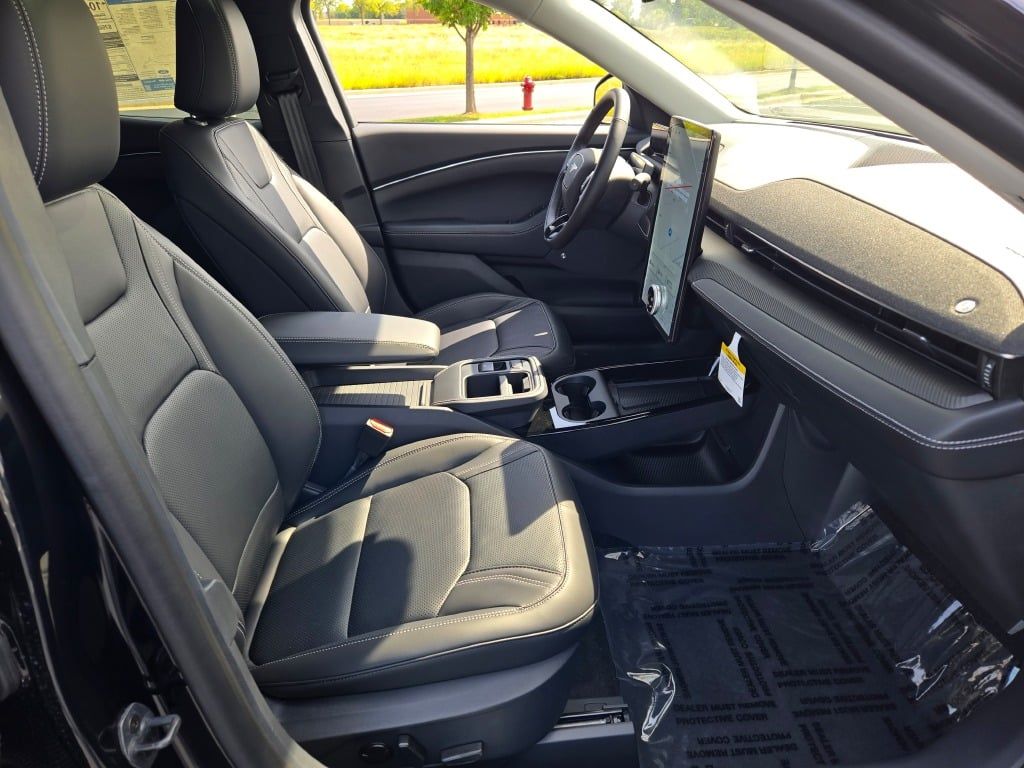 2025 Ford Mustang Mach-E Premium photo 3