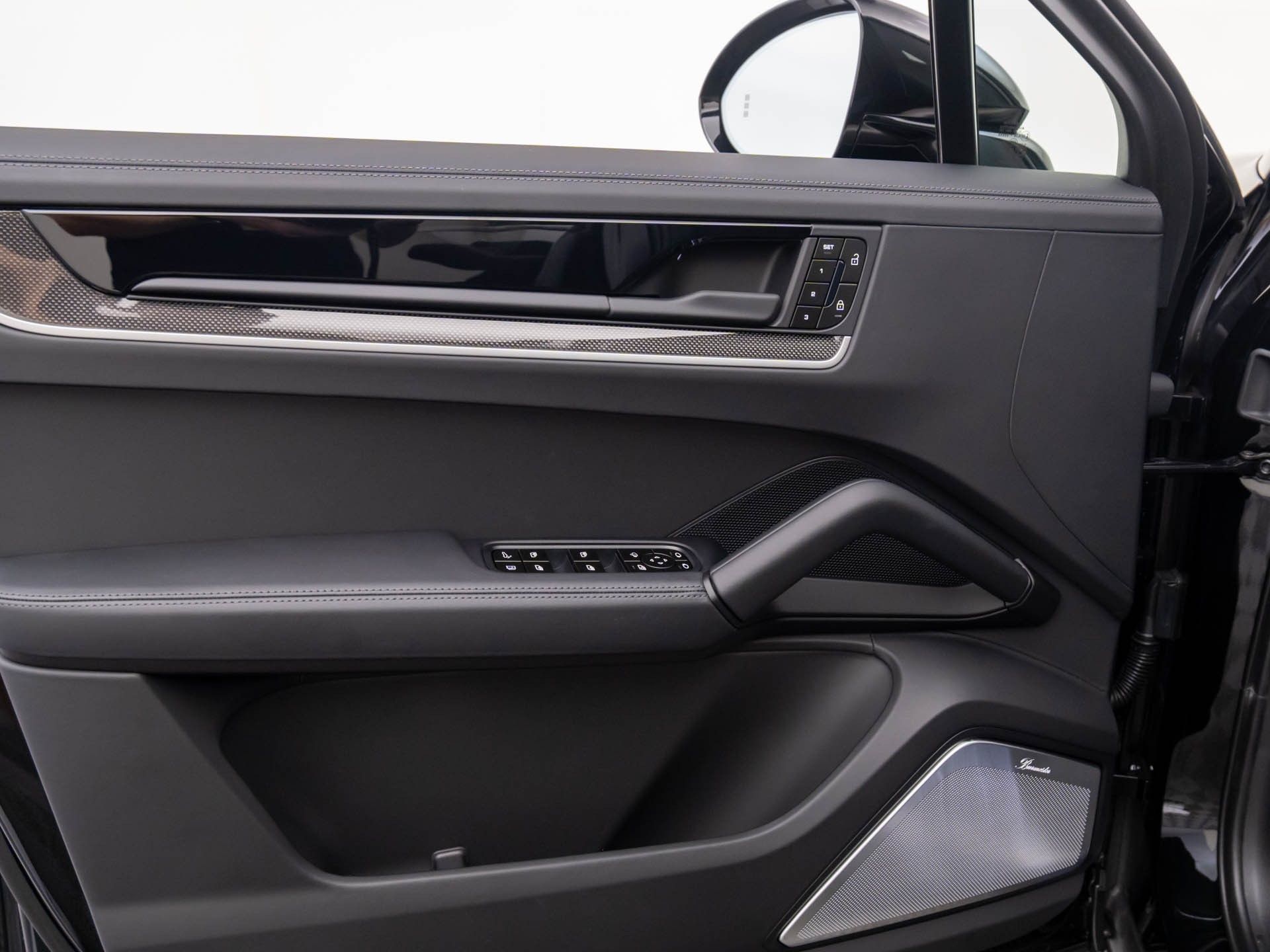 2025 Porsche Cayenne Turbo E-Hybrid Coupe photo 14