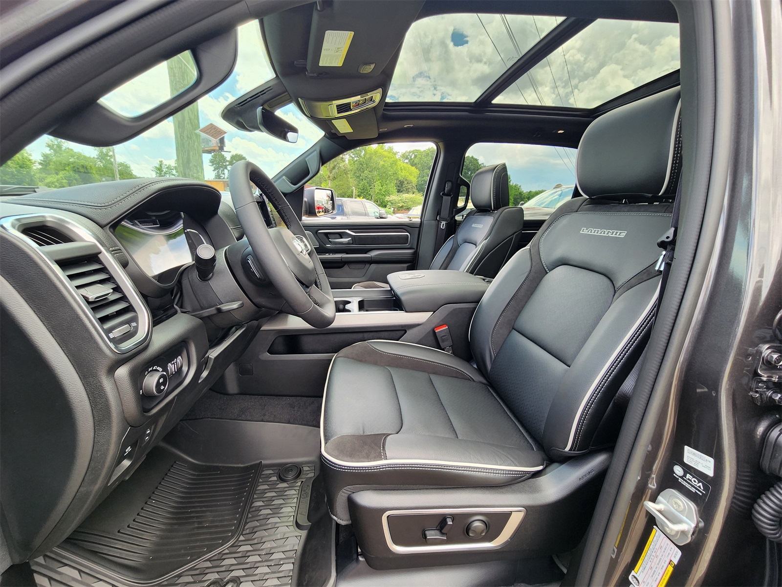2025 Ram 1500 Laramie photo 11