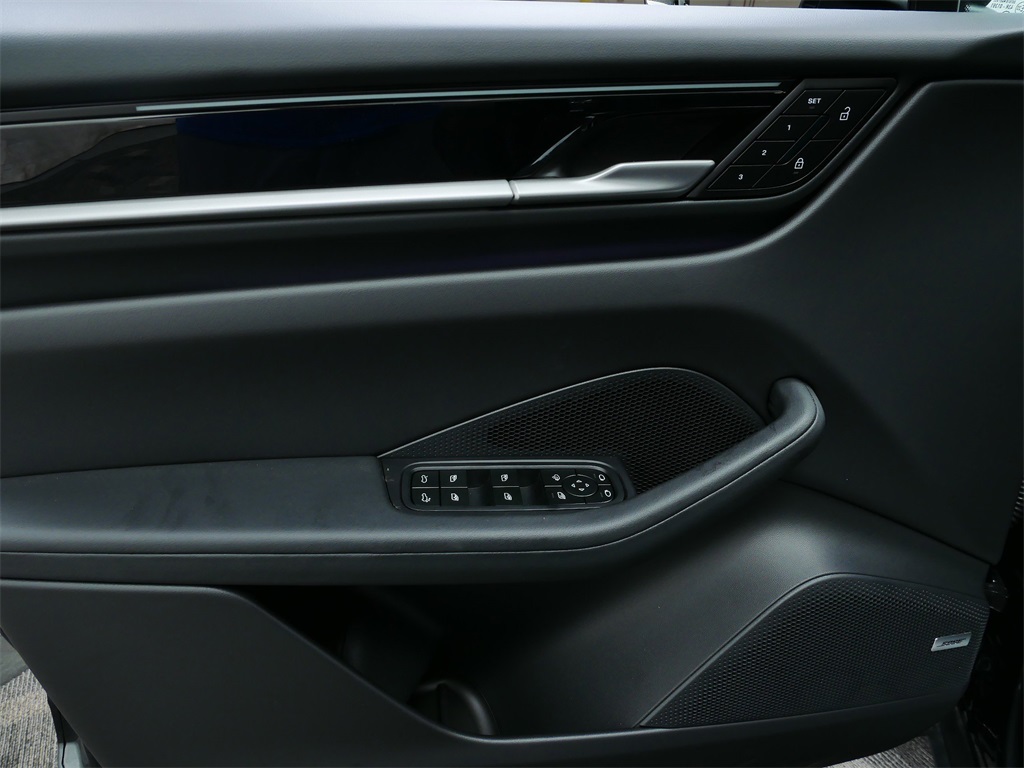 2025 Porsche Macan Electric 4 photo 11