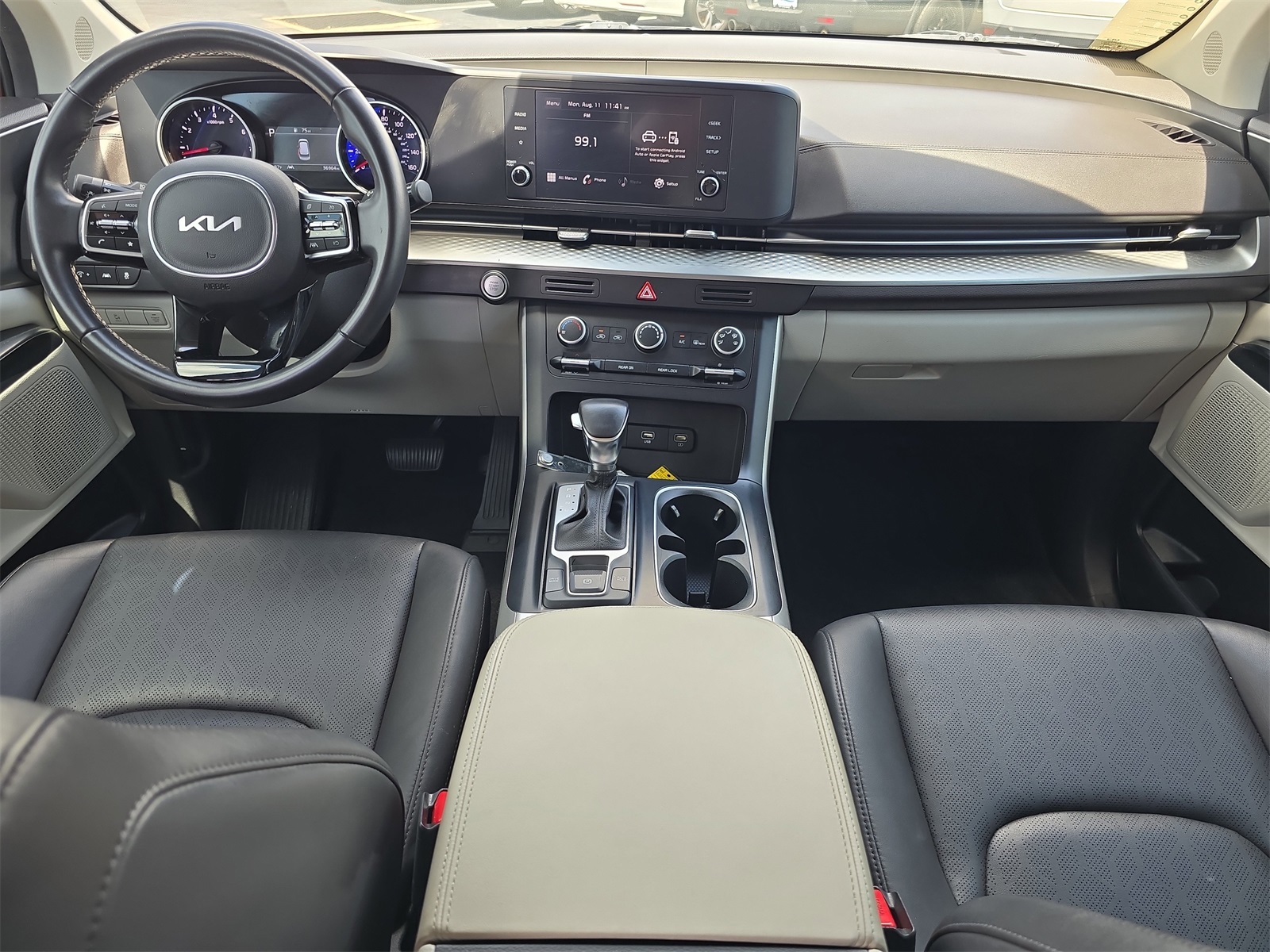 2024 Kia Carnival LX photo 8