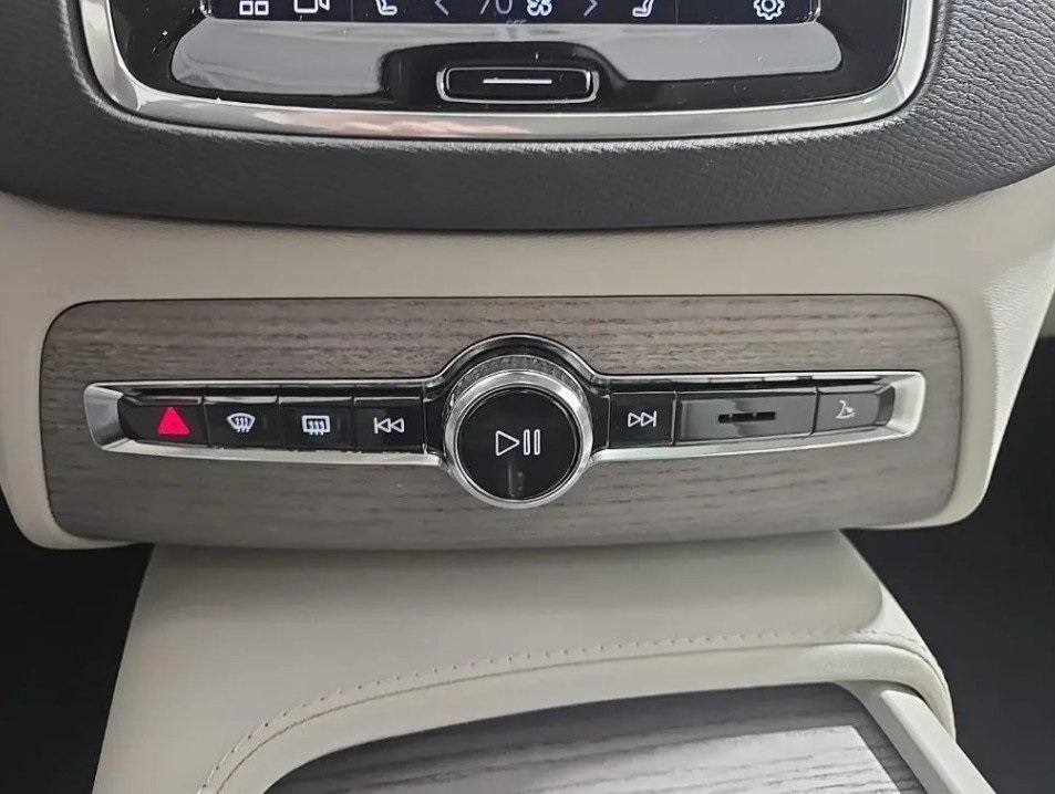 2024 VOLVO XC90 - Image 8