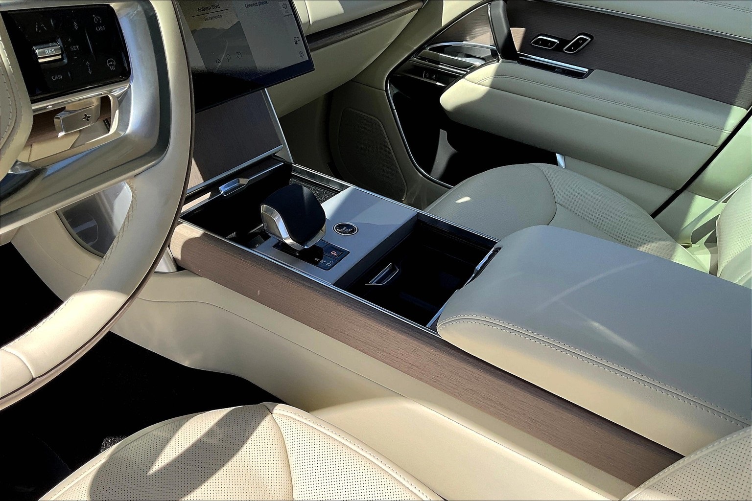 2025 Land Rover Range Rover SE photo 9