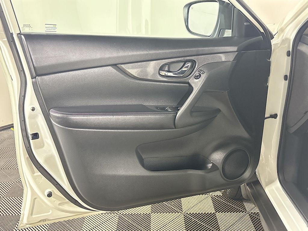2017 Nissan Rogue SV photo 10