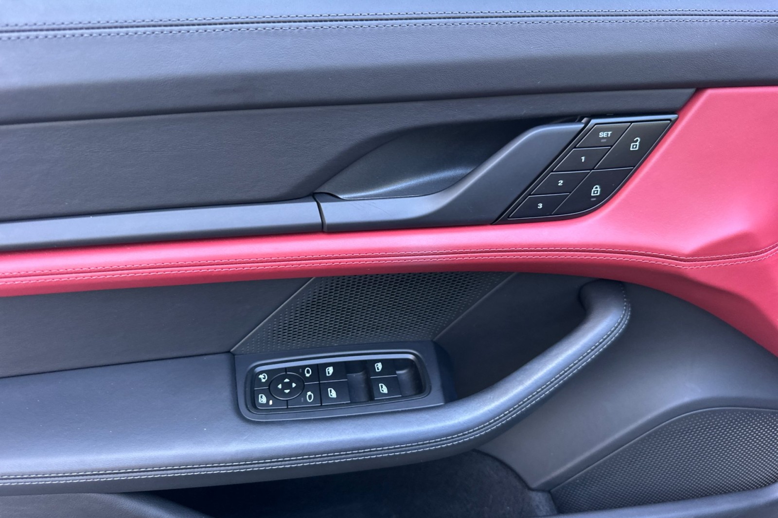 2023 Porsche Taycan photo 13