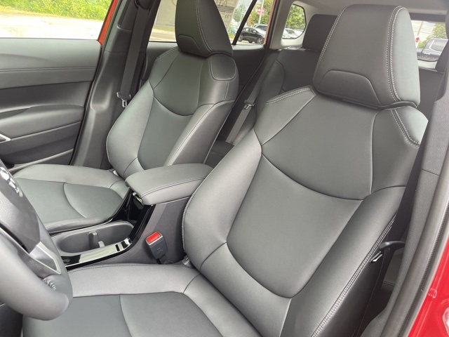 2025 Toyota Corolla Cross XLE photo 13