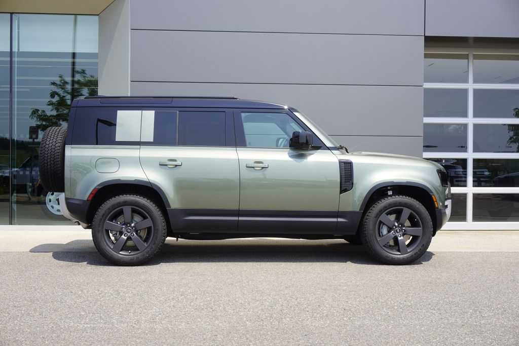 2025 Land Rover Defender 110 S photo 7