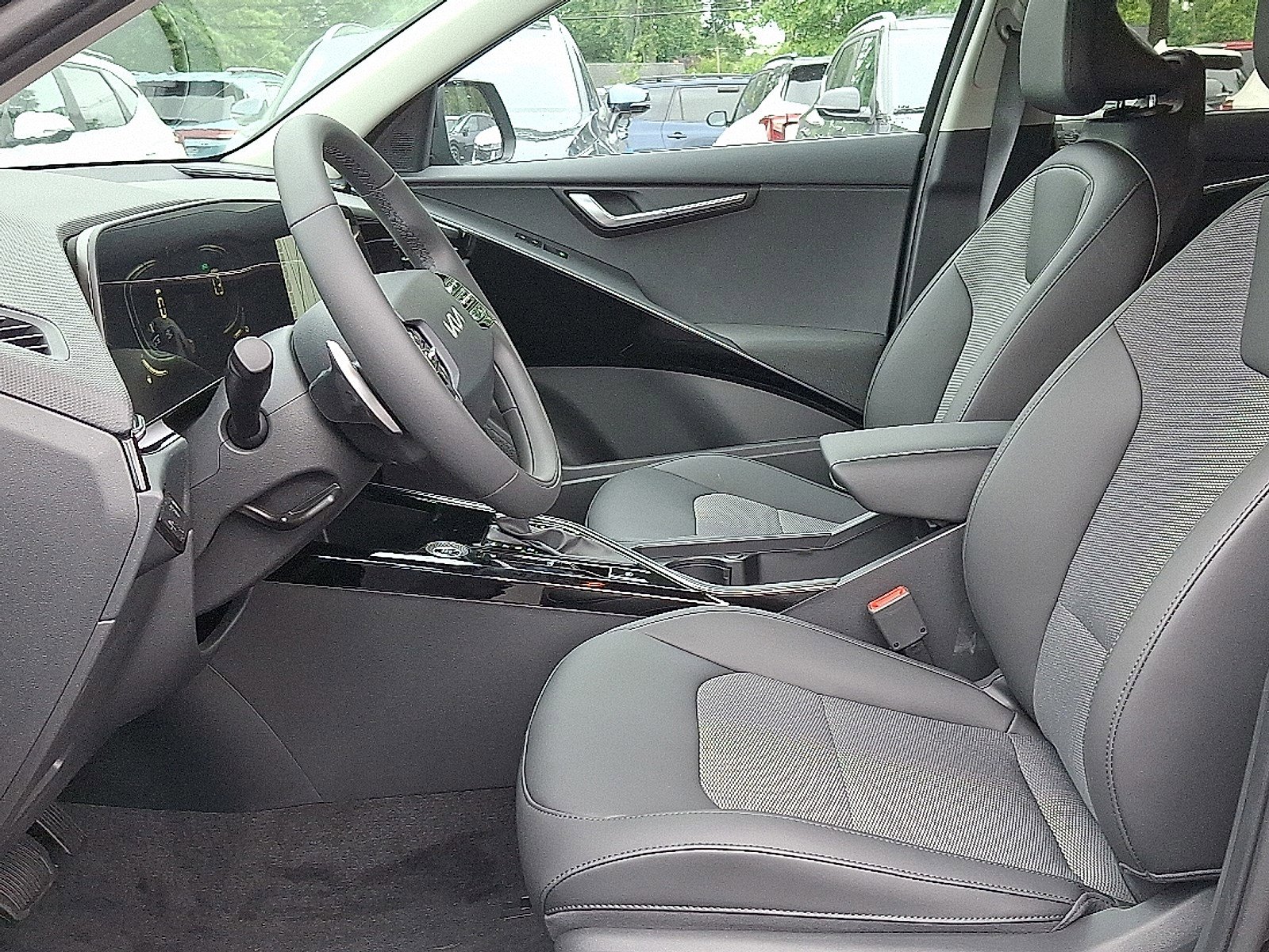 2025 Kia Niro EX photo 4