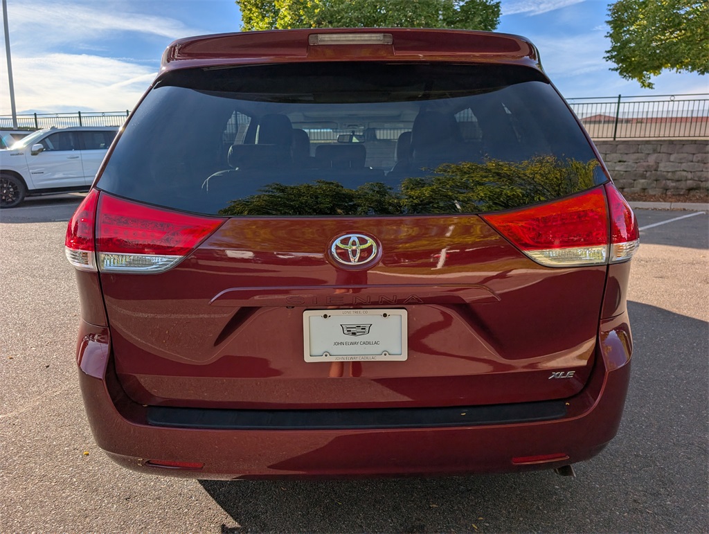 2014 Toyota Sienna XLE photo 4