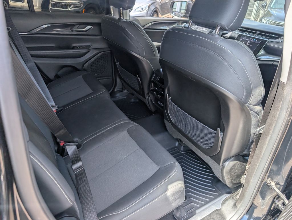 2023 Jeep Grand Cherokee Laredo photo 12
