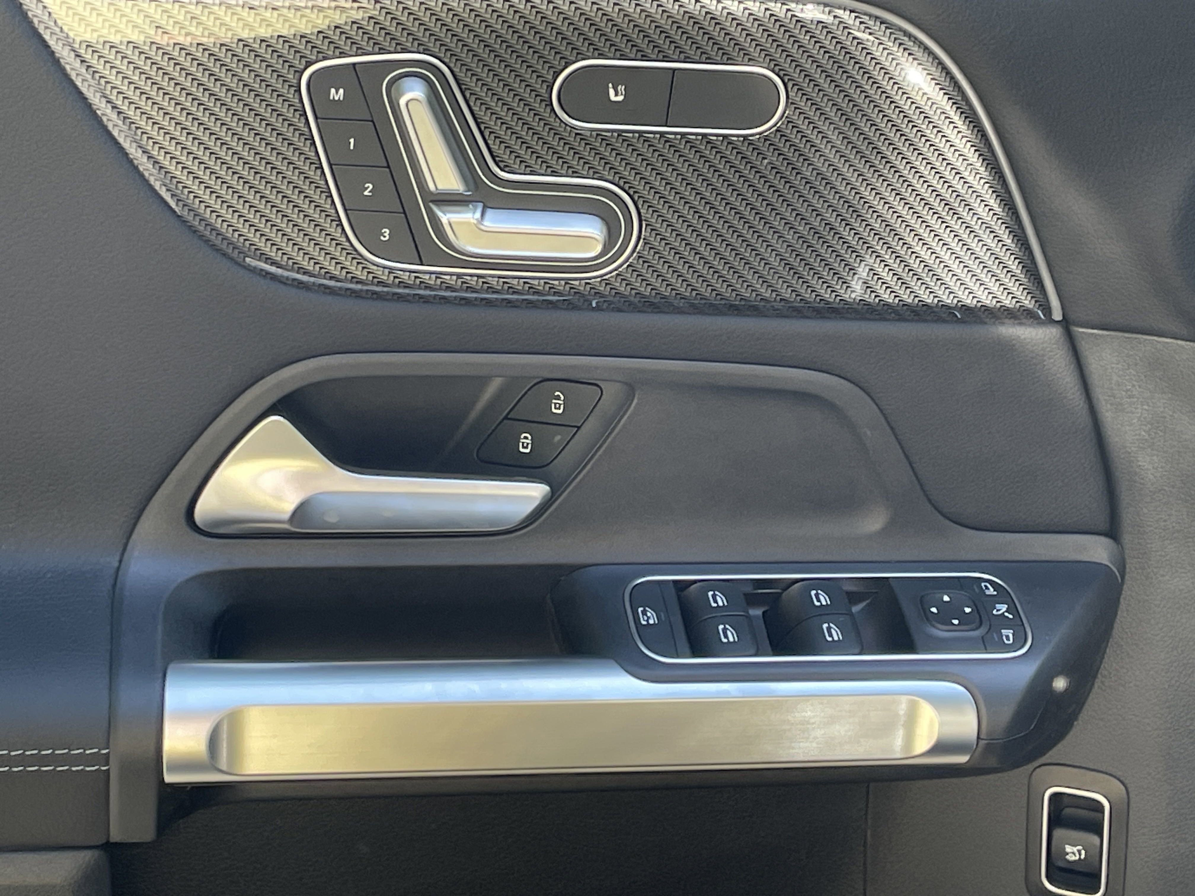 2025 Mercedes Benz GLB 250 photo 4