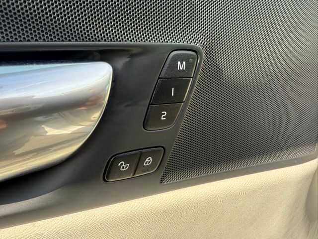 2021 Volvo XC60 T5 Momentum photo 18