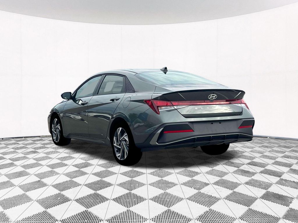 2025 Hyundai Elantra SEL Sport photo 4