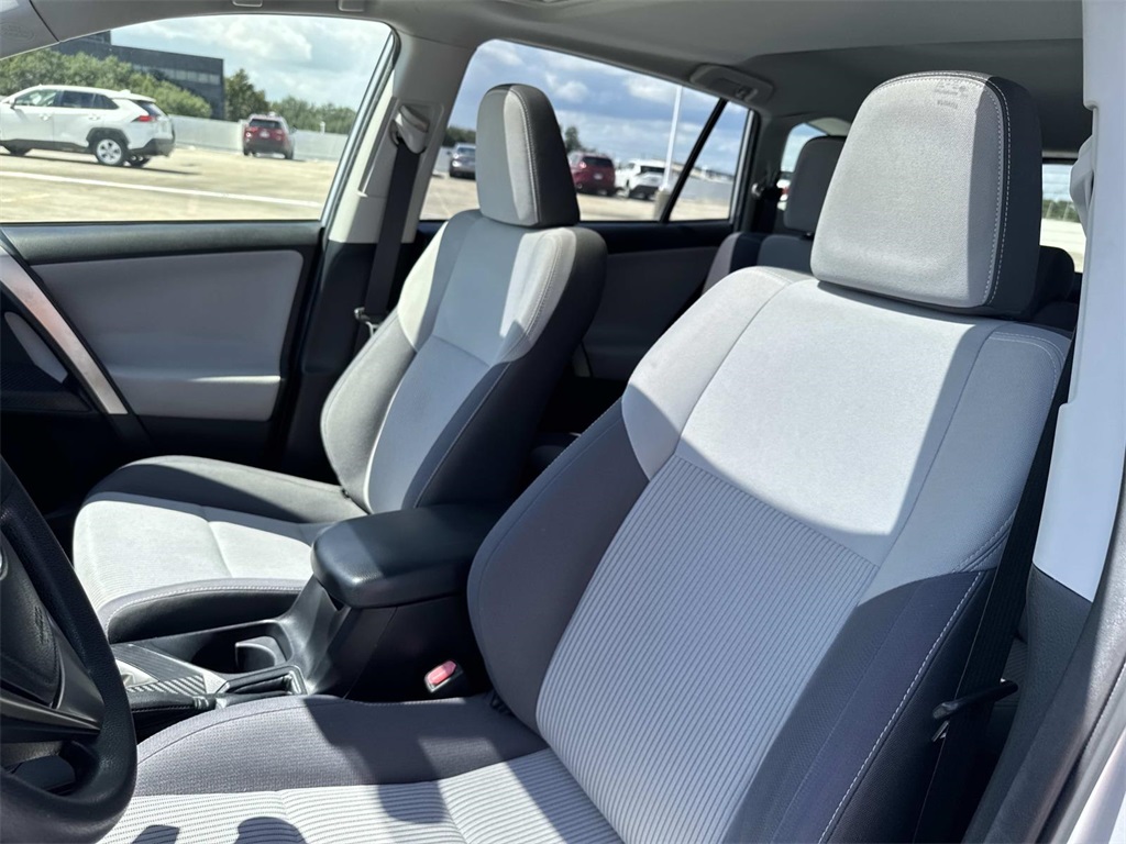2015 Toyota RAV4 XLE photo 14