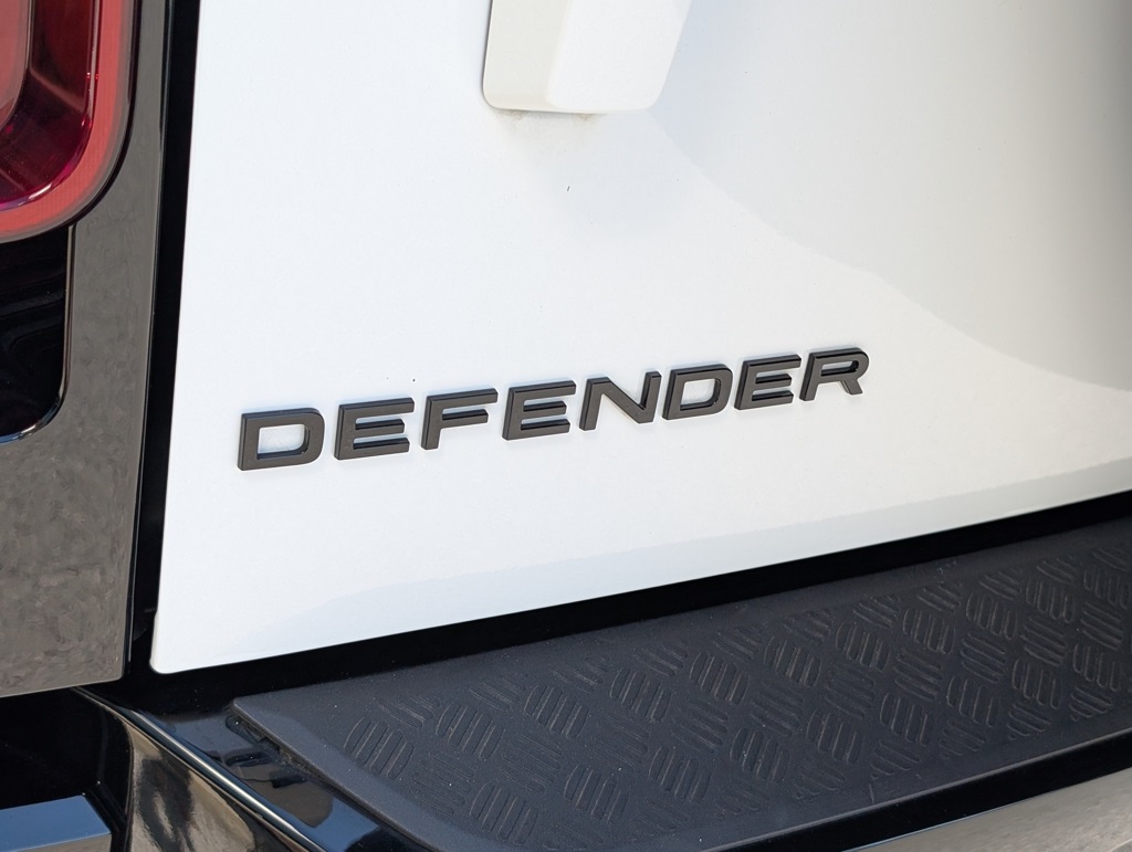 2025 Land Rover Defender 110 X-Dynamic SE photo 29