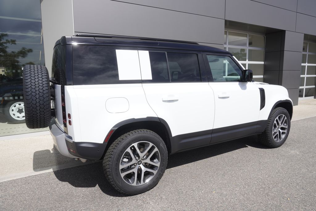 2025 Land Rover Defender 110 S photo 4