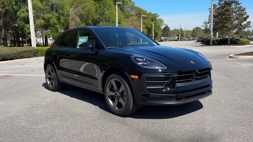 2025 Porsche Macan Base photo 2
