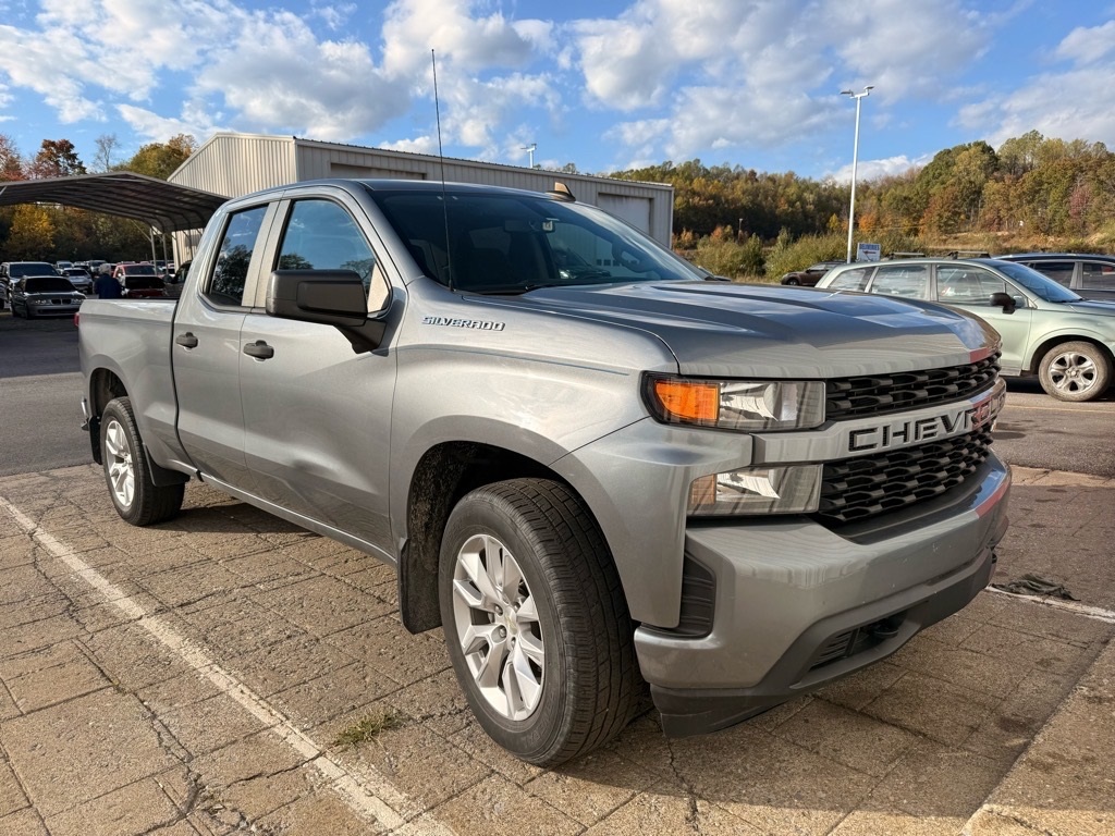 2020 Chevrolet Silverado 1500 Custom photo 2