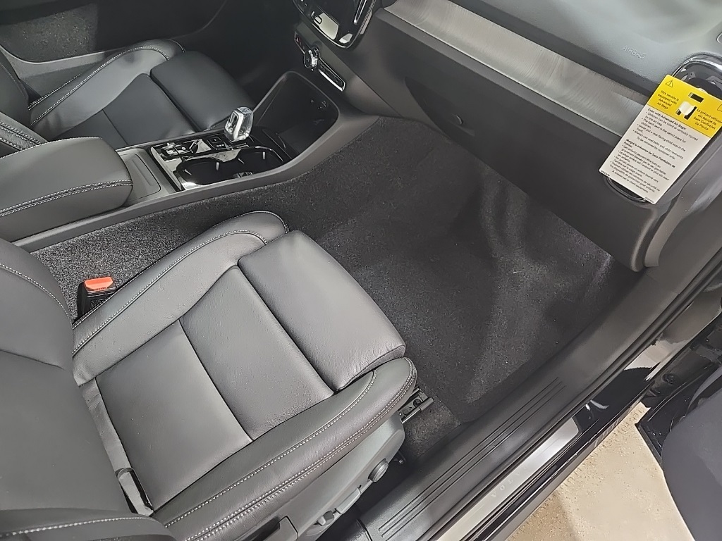 2026 Volvo XC40 Plus photo 3