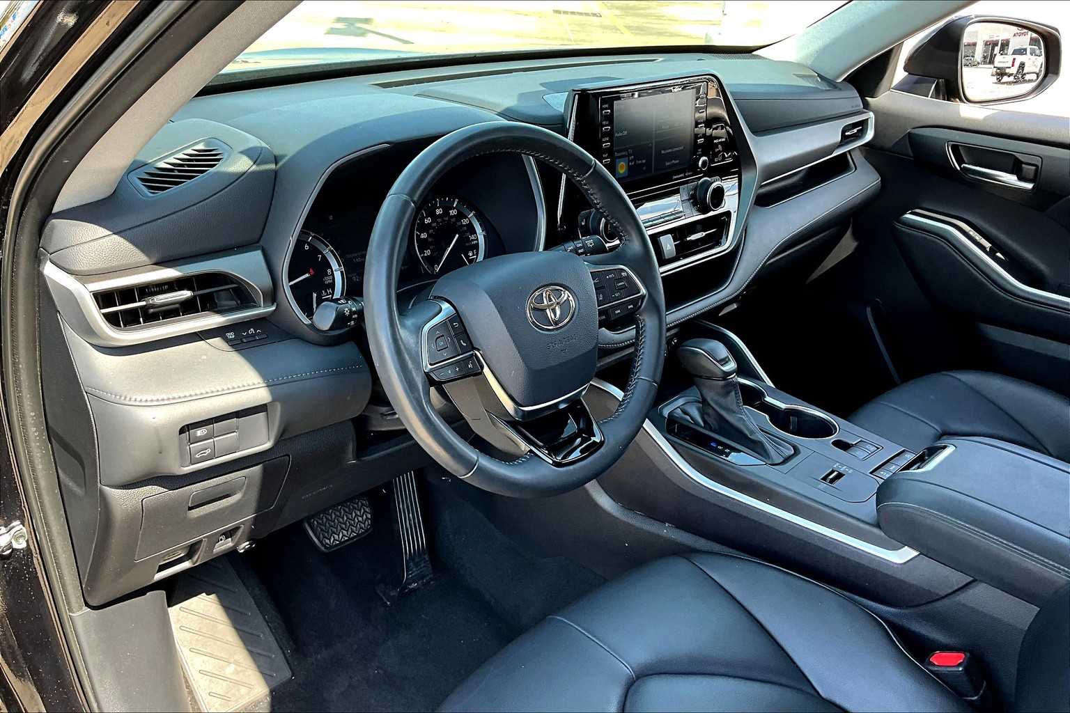 2021 Toyota Highlander XLE photo 16