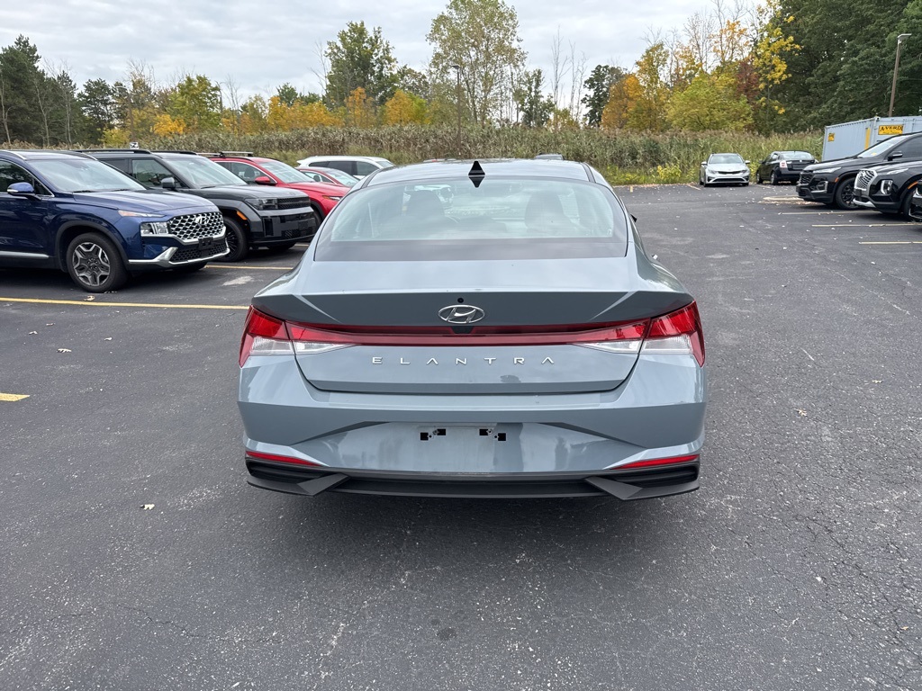 2022 Hyundai Elantra SEL photo 6