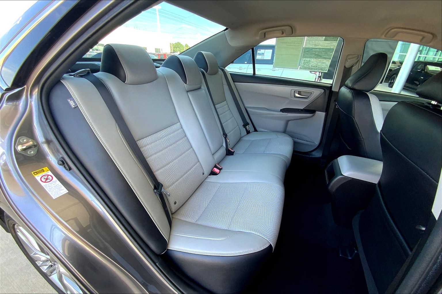 2017 Toyota Camry SE photo 16