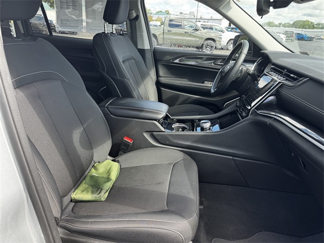 2022 Jeep Grand Cherokee Laredo photo 13