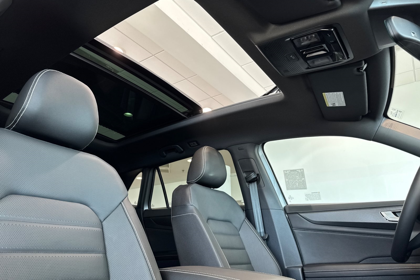 2025 Volkswagen Atlas Cross Sport SEL R-Line photo 12