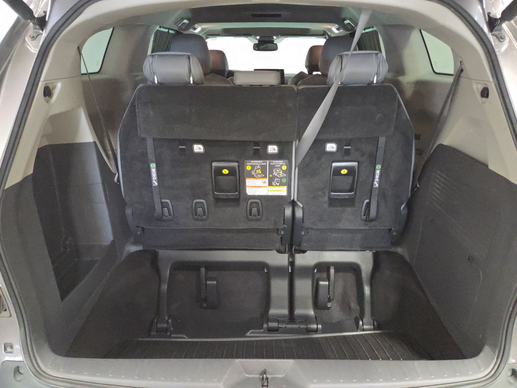 2022 Toyota Sienna XLE photo 19