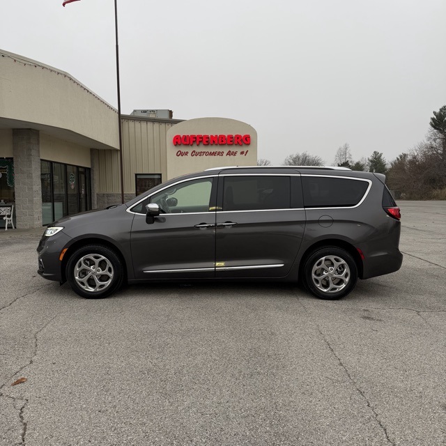 2021 Chrysler Pacifica Limited's photo