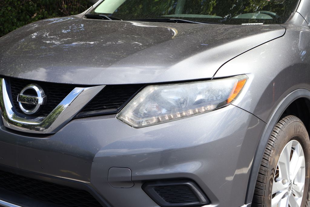 2016 Nissan Rogue SV photo 2