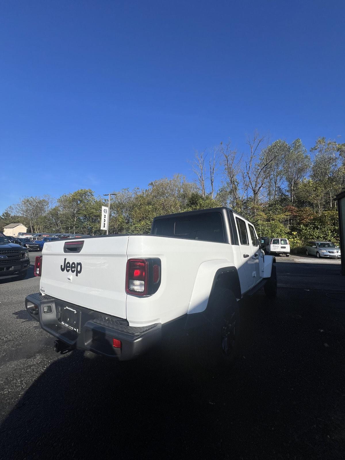 2022 Jeep Gladiator Sport photo 3