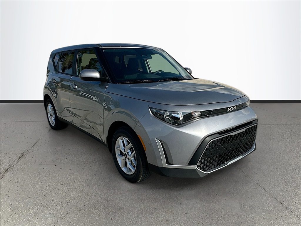 2025 Kia Soul LX's photo