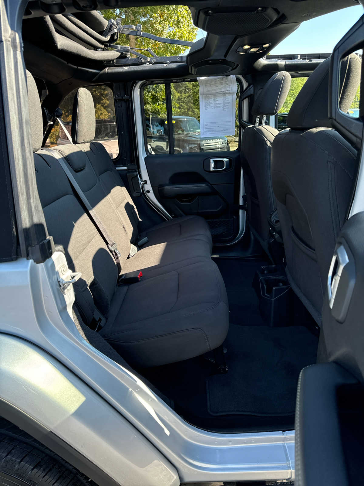 2023 Jeep Wrangler Sahara photo 18