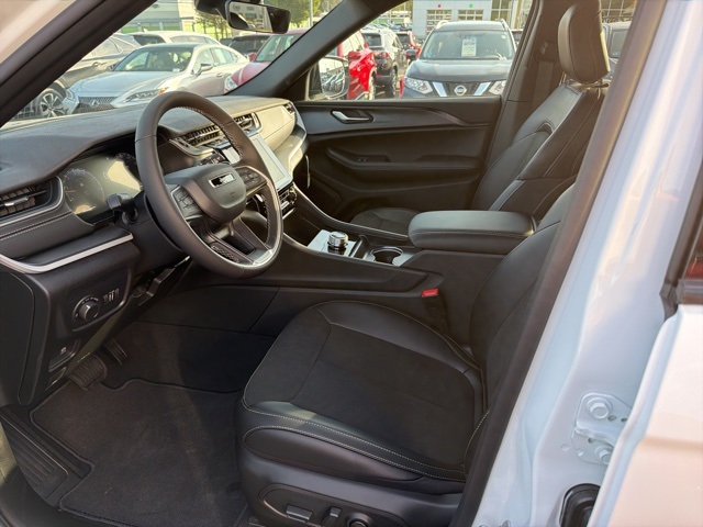 2025 Jeep Grand Cherokee Altitude photo 9