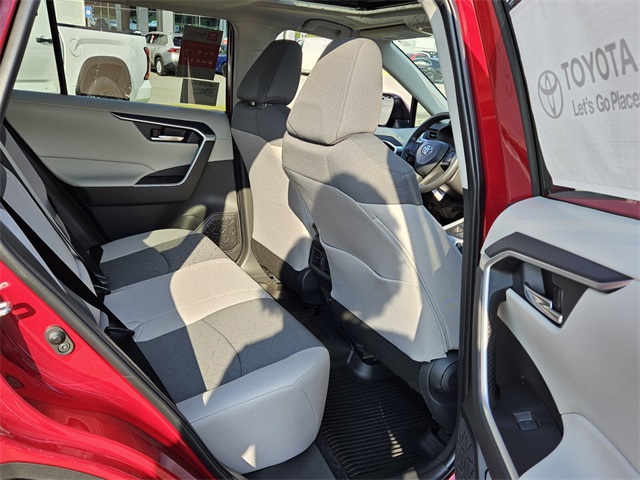 2025 Toyota RAV4 XLE photo 16