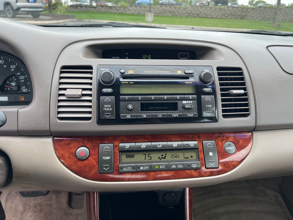 2004 Toyota Camry LE photo 31