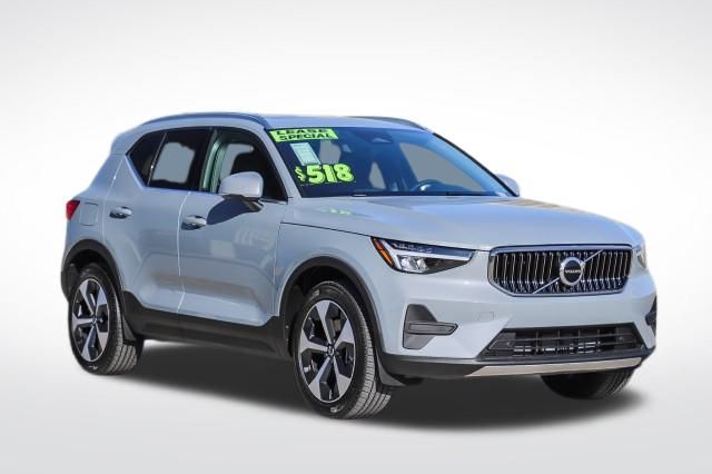 2025 Volvo XC40 Core photo 3