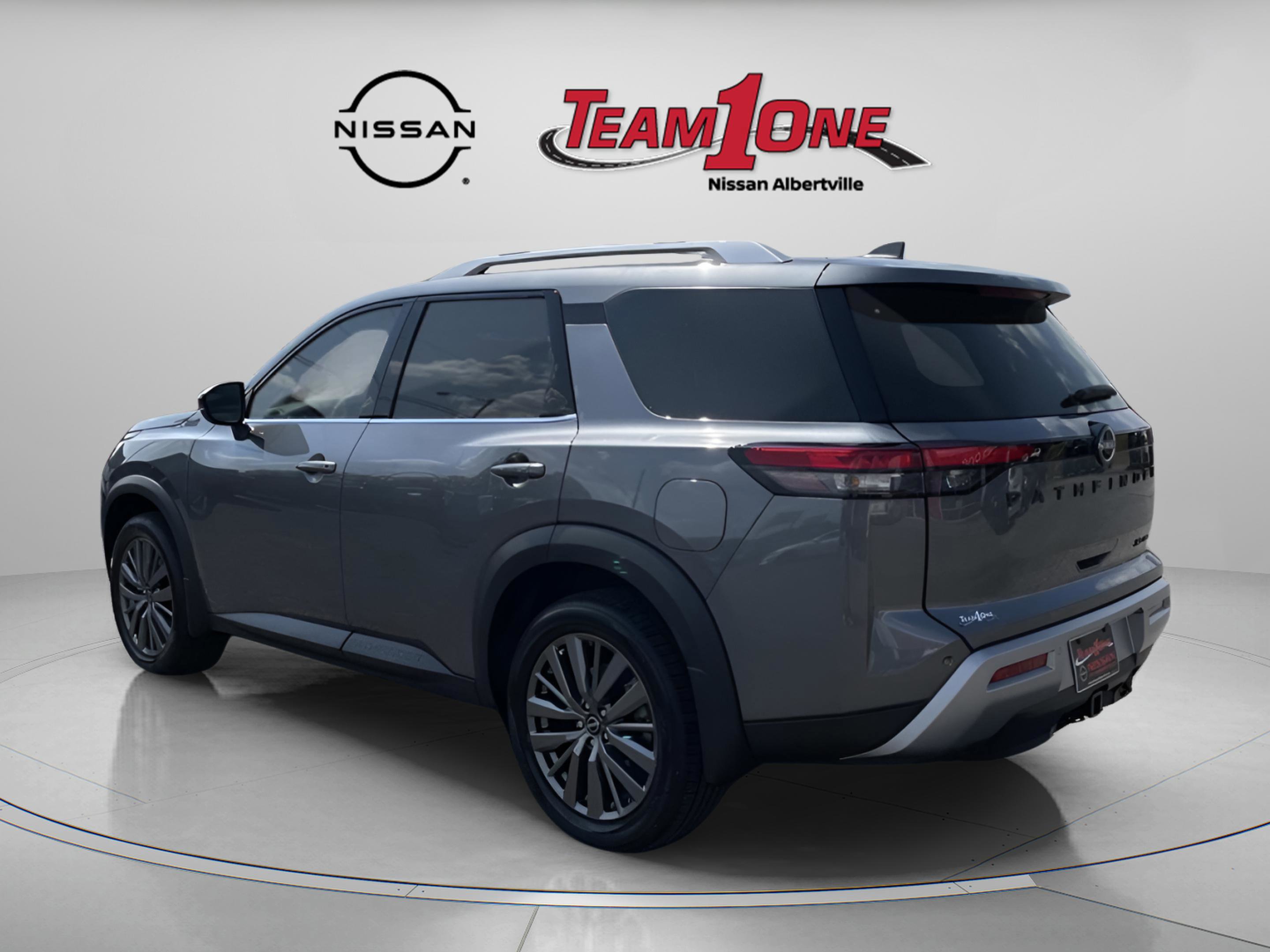 2025 Nissan Pathfinder SL photo 2