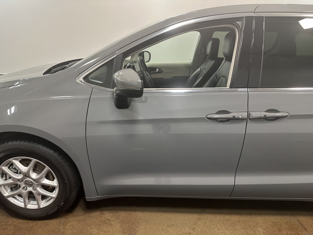 2023 Chrysler Pacifica Touring L photo 45