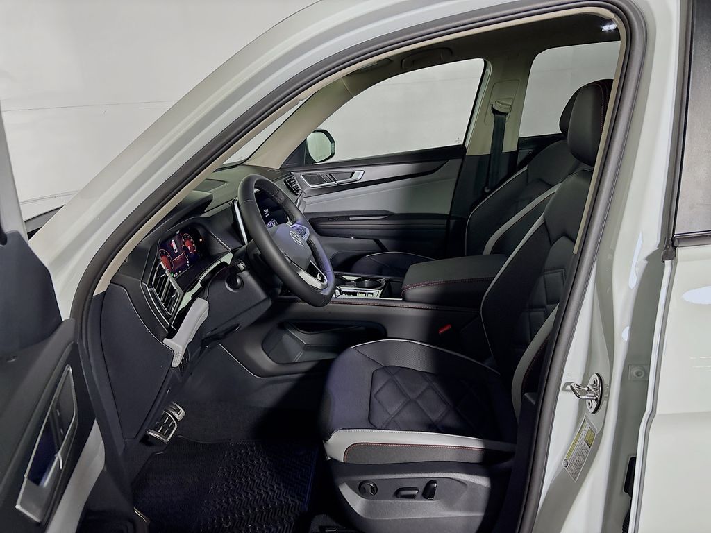 2025 Volkswagen Atlas Peak Edition SE photo 11