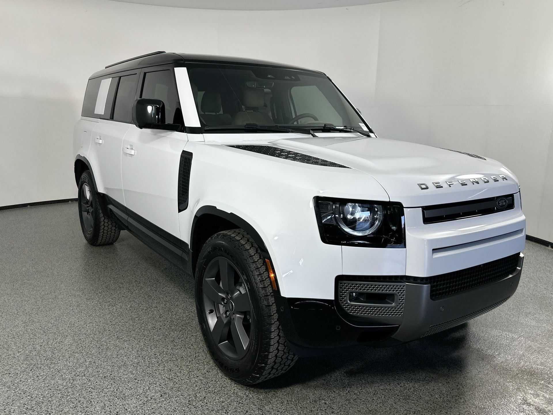 2025 Land Rover Defender 130 X-Dynamic SE photo 3