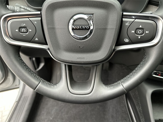 2025 Volvo XC40 Core photo 4