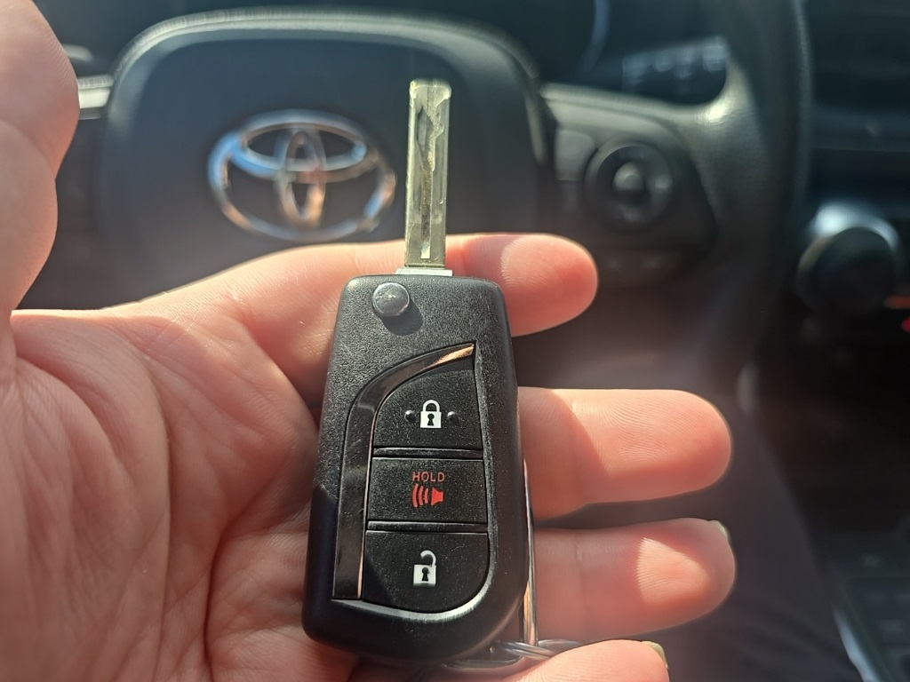 2023 Toyota RAV4 LE photo 16