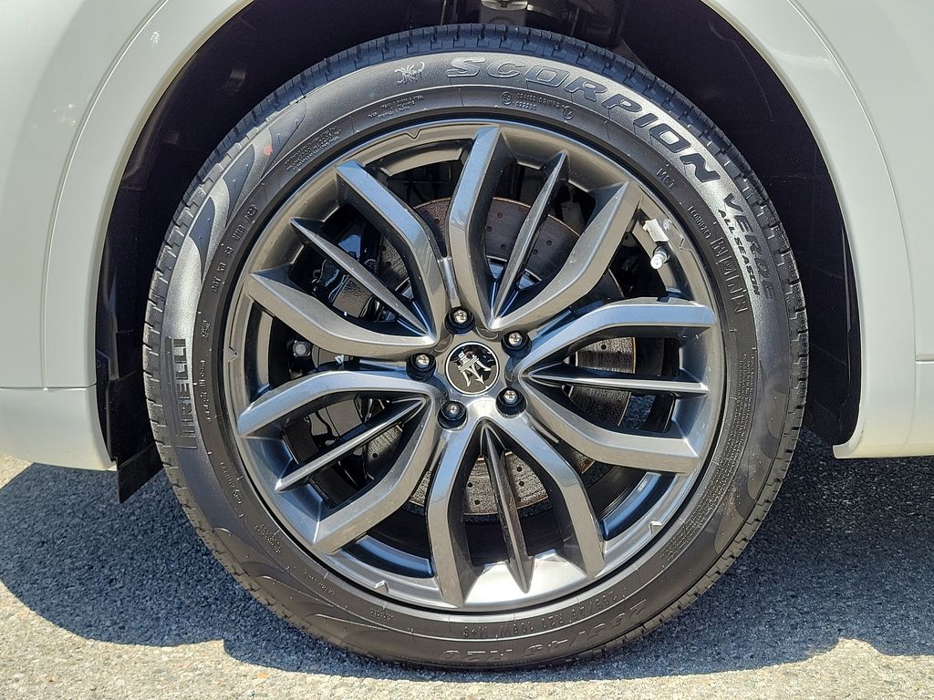 2024 Maserati Levante GT photo 3
